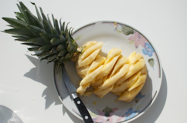 ananasas supjaustytas lėkštėje