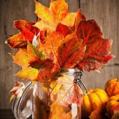 rudeniniai lapai stiklainyje